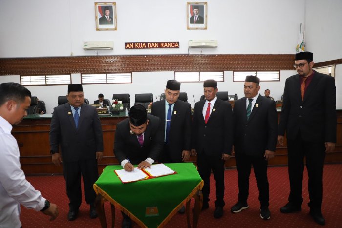 Pj Bupati Aceh Besar Tandatangani Nota Kesepakatan KUA-PPAS APBK 2025