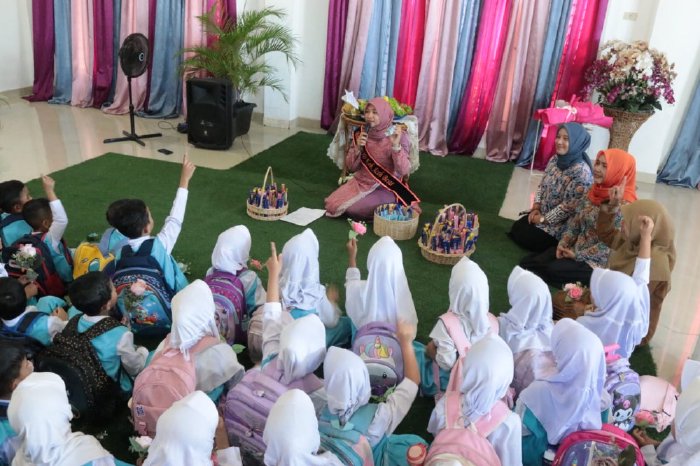 Tingkatkan Literasi, Bunda PAUD Aceh Besar Bacakan Dongeng untuk Peserta Didik TK Hj Cut Nyak Awan Lambaro