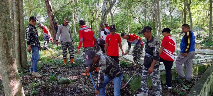 Ratusan ASN dan Masyarakat Gelar Satu Jam Memungut Sampah di Makam Panglima Polem