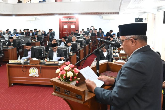 Wakili Pj Bupati, Plh Sekda Aceh Besar Sampaikan Nota Keuangan APBK 2025 di DPRK