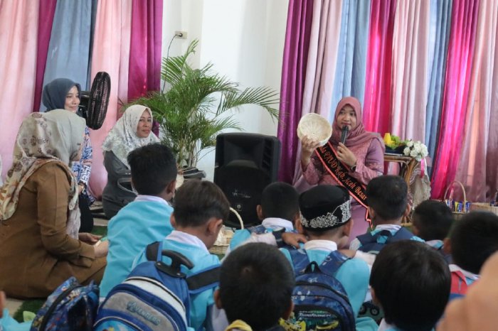 Cut Rezky Handayani Kenalkan Kerajinan dan Kesenian Khas Aceh Besar kepada murid TK