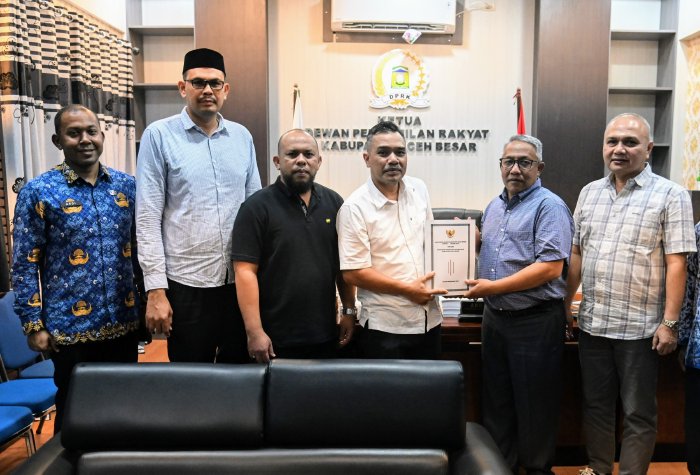 Wakili Pj Bupati, Asisten I Farhan AP Serahkan Raqan APBD ke DPRK Aceh Besar