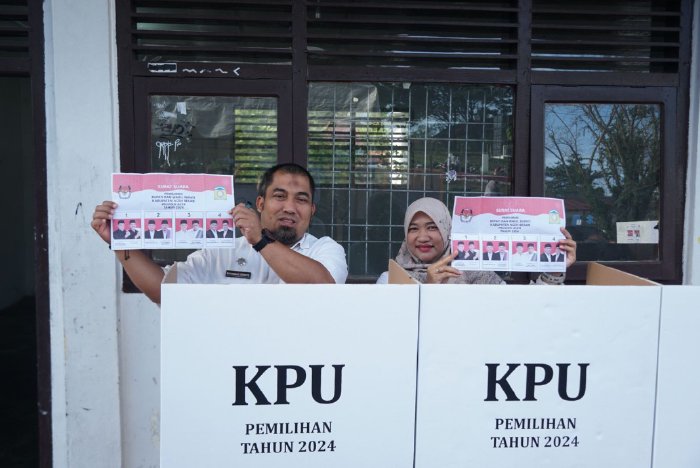 Pj Bupati Aceh Besar bersama Isteri Nyoblos di TPS 001 Jantho Makmur