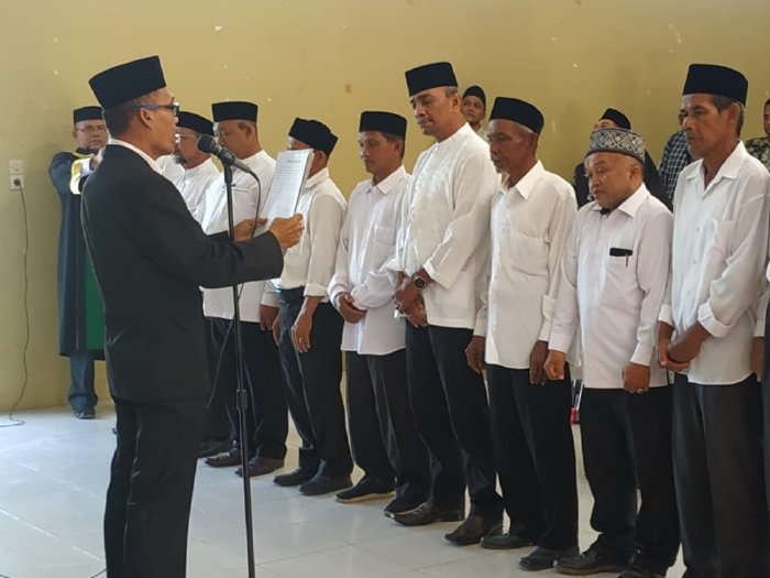 Perkuat Adat, Camat Kuta Baro Lantik Tuha Peut Tiga Mukim