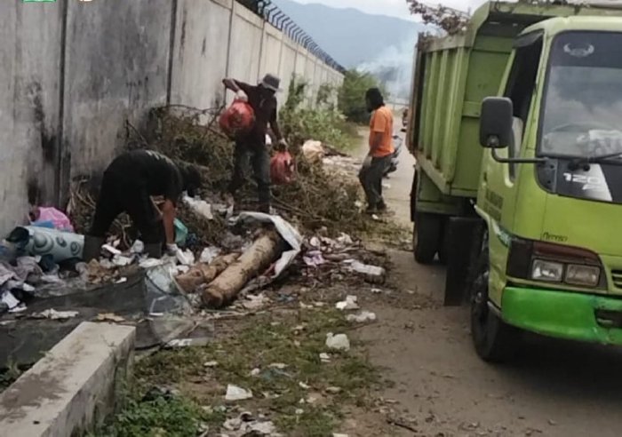 DLH Aceh Besar Sisir Tumpukan Sampah di Darul Imarah