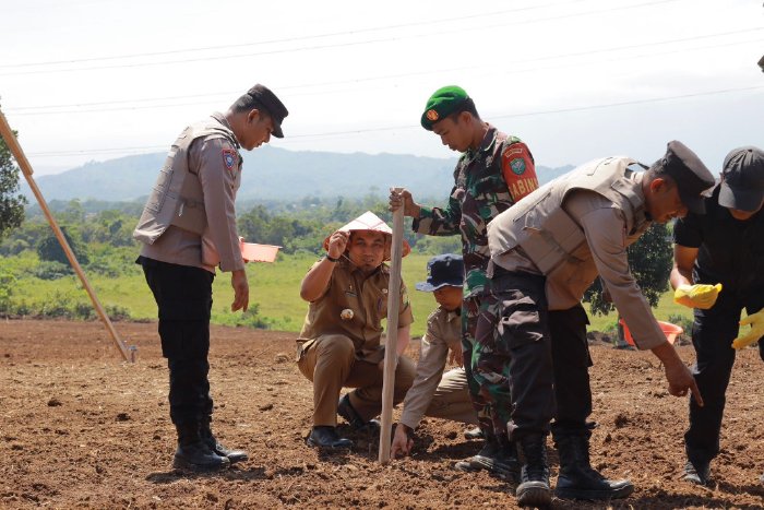 Pj Bupati Iswanto Bersama Kapolda Aceh Tanam Jagung Serentak Nasional