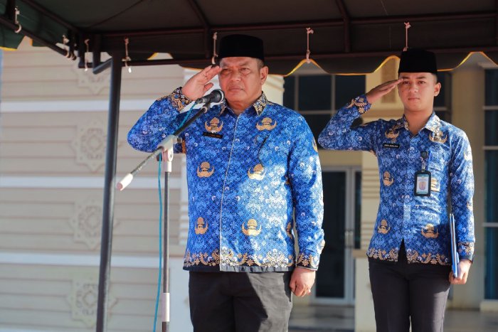 Perdana Pimpin Apel Gabungan, Plt Sekda Bahrul Jamil: Mari Kerja Keras dan Kerja Ikhlas