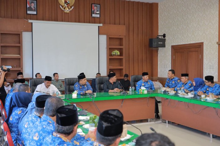 Pj Bupati Iswanto Kenalkan Perangkat Daerah Kepada Bupati dan Wakil Bupati Aceh Besar Terpilih