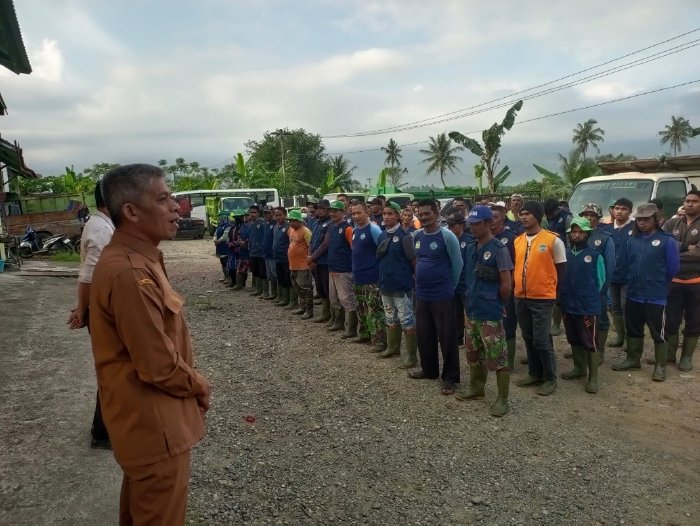 Kadis LH Aceh Besar Instruksikan Petugas Kebersihan untuk Tingkatkan Kinerja