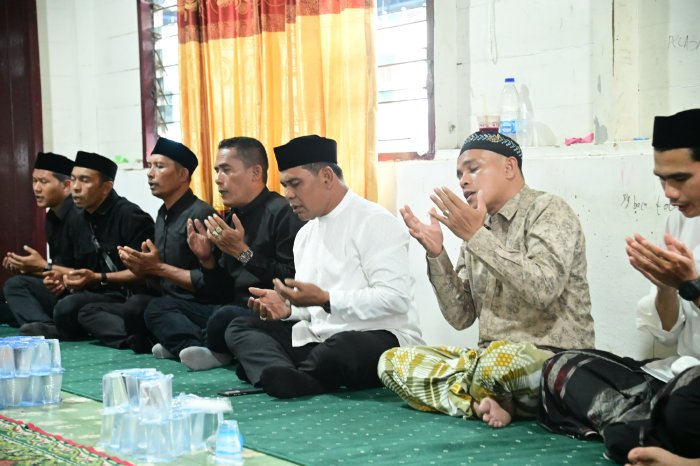 Bupati Aceh Besar Syech Muharram Takziah ke Rumah Duka Almarhum Abu Kuta Krueng