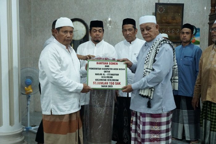 Pemkab Aceh Besar Serahkan 150 Sak Semen untuk Masjid Al Ittihadiyah Seulimuem