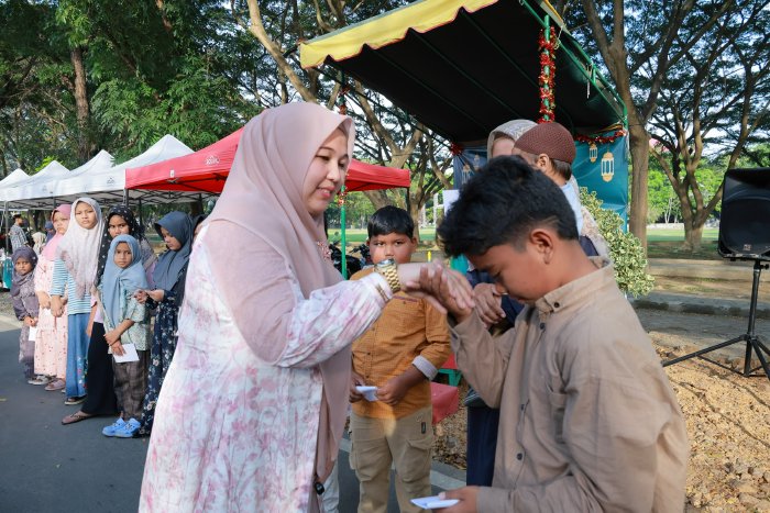Ketua TP PKK Aceh Besar Santuni Yatim dan Belanja Ta’jil di EXSIS Ramadhan USK