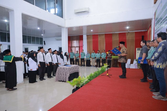 Bupati Aceh Besar Lantik 6 Kepsek dan Serahkan SK Perpanjangan 356 Formasi Guru PPPK