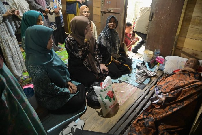 Istri Bupati Aceh Besar Salurkan Bantuan Sembako dan Kursi Roda