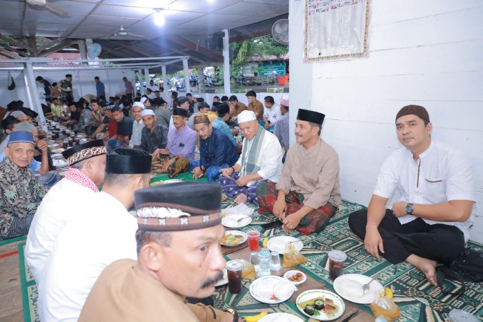 Wabup Aceh Besar Buka Puasa Bersama dan Santuni Anak Yatim di Dayah Abu Chik Cot Sayun Blang Bintang