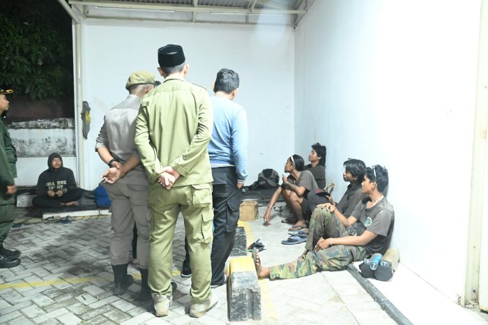 Satpol PP dan WH Aceh Besar Bersama Polsek Peukan Bada Tertibkan 8 Gepeng Bermotor