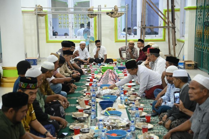 Asisten III Sekdakab Aceh Besar Hadiri Buka Puasa Bersama di Meunasah An-Nikmah Aron